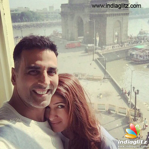 Selfie Time Akshay Wife Twinkle Along With Gateway Of India Bollywood News