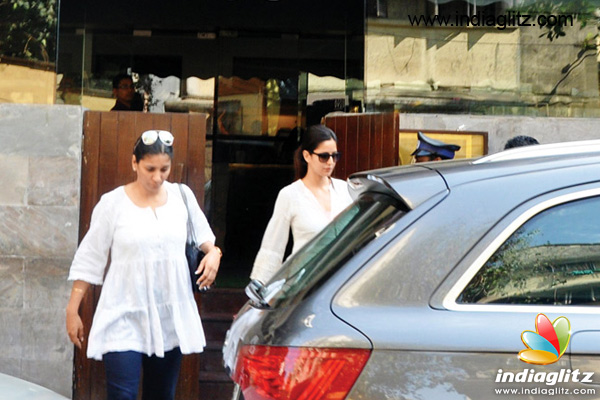 Katrina Kaif Snapped With Salman S Manager During House Hunt Bollywood News Indiaglitz Com Katrina kaif (pronounced kəˈʈriːna kɛːf; katrina kaif snapped with salman s