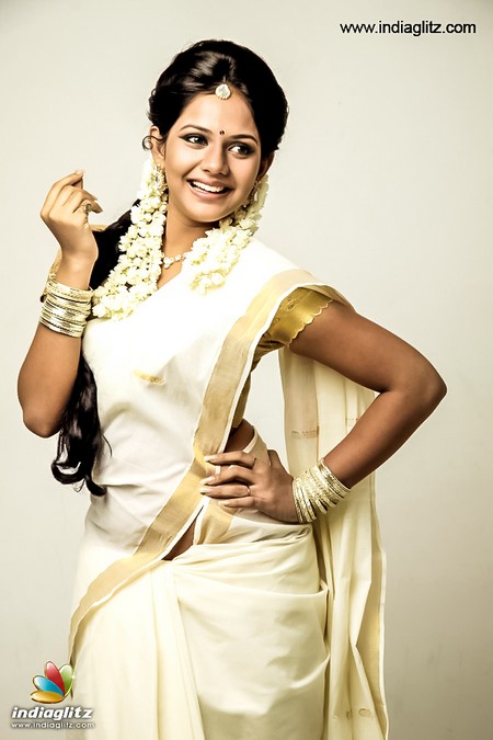 actress in onam saree