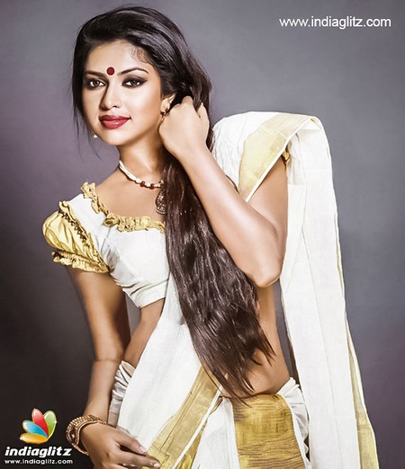 actress in onam saree