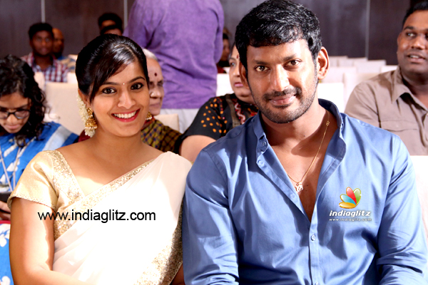 Vishal and Varalakshmi receive together - Tamil News - IndiaGlitz.com