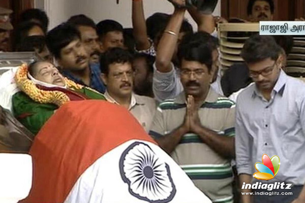 vijay paying last respect to jayalalitha