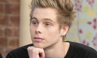 5sos Luke Hemmings Slammed By Ex Gf For Drugs And More Telugu News Indiaglitz Com